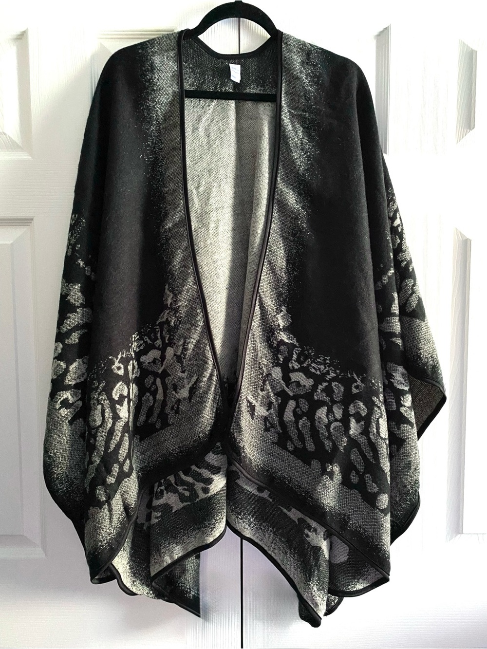 STUDIO S DRAPED ANIMAL PRINT OPEN KNIT SHAWL PONCHO Black OS
